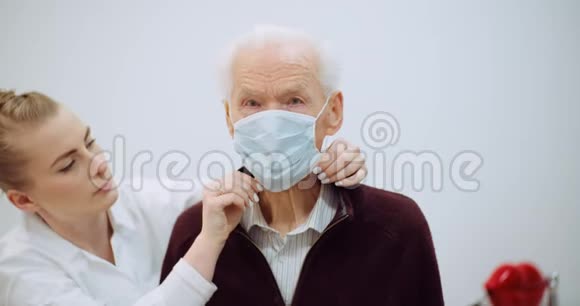 戴着口罩的老人对抗冠状病毒视频的预览图