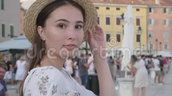 克罗地亚暑假假期妇女肖像视频的预览图