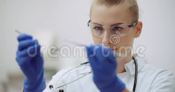 女牙医在牙科诊所检查牙科仪器视频的预览图