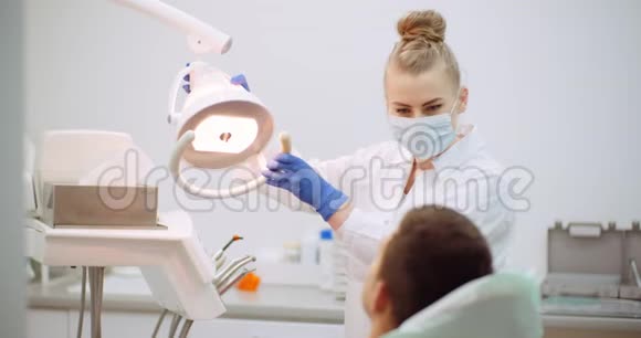 女牙医在牙科诊所治疗病人视频的预览图