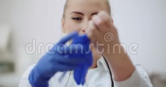 带上手套的女医生视频的预览图