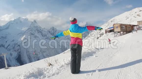 冬天滑雪场快乐的小女孩寒假概念视频的预览图