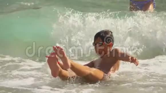穿着泳镜的高浪海浪掩护男孩视频的预览图
