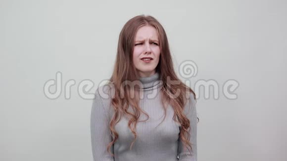 穿着灰色毛衣的红头发女人笑得很厉害靠在非常滑稽的面前视频的预览图