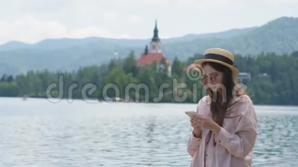 在斯洛文尼亚布莱德湖的自然地标中旅行视频的预览图