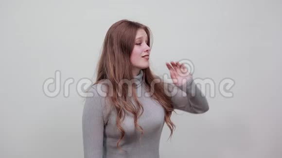 一个穿灰色毛衣的年轻漂亮的红头发女人认为会产生新的想法视频的预览图