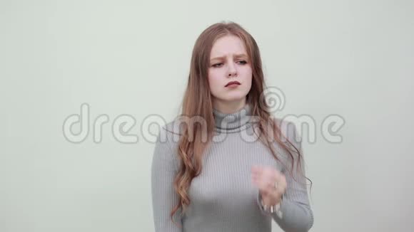 穿灰色毛衣的女人牙痛牙痛牙痛手握脸颊视频的预览图