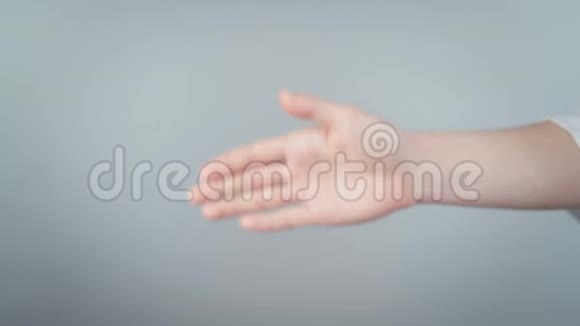 男女握手视频视频的预览图