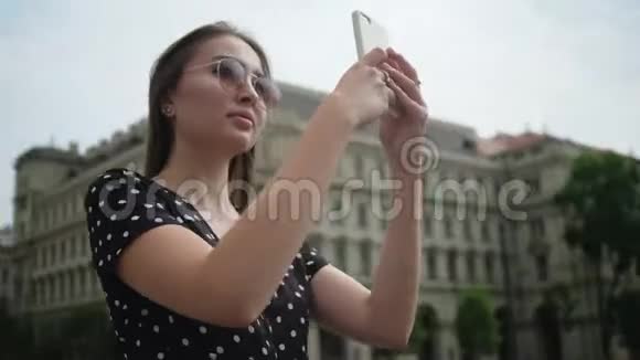 女性旅行者正在用智能手机为匈牙利的地标拍照视频的预览图