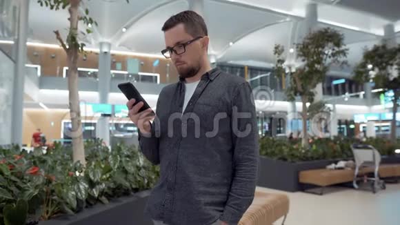 机场休息室的人用手机上网视频的预览图