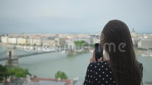 女游客正在用手机拍摄布达佩斯全景视频的预览图