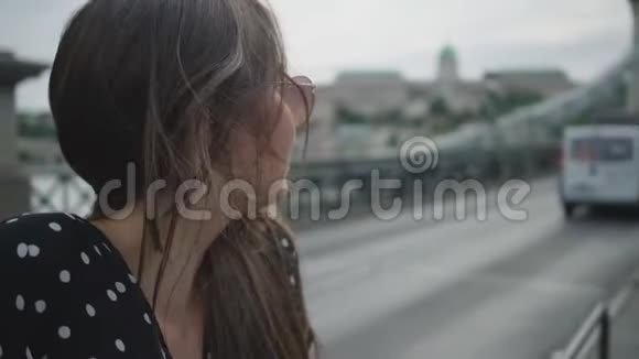 女人在城市的汽车桥上休息视频的预览图