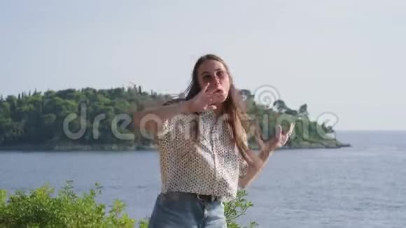 克罗地亚的暑假女人在大自然中跳跃视频的预览图