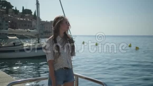 克罗地亚Rovinj海岸的漂亮黑发女郎视频的预览图
