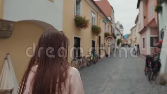 在奥地利斯皮兹镇街散步的女孩视频的预览图