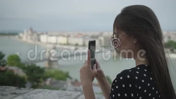 女孩用手机拍摄布达佩斯城市景观视频的预览图