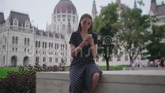 匈牙利布达佩斯的旅游妇女正在使用手机视频的预览图