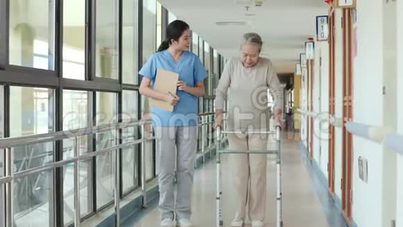 亚洲理疗师和老妇人一起散步视频的预览图