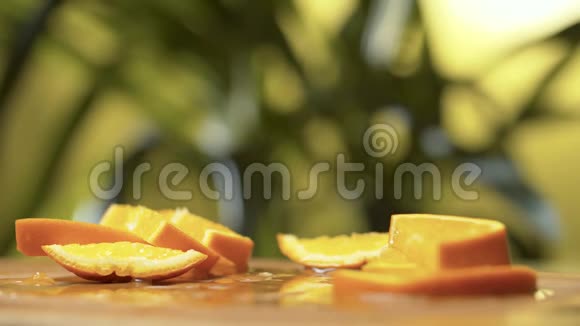 橙色的碎片躺在桌子上视频的预览图