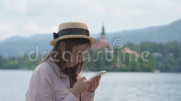 斯洛文尼亚布莱德湖附近的女孩在手机上聊天视频的预览图