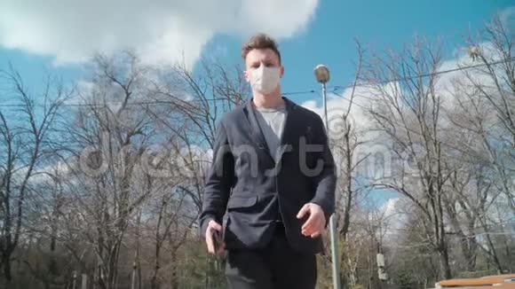 戴着医疗面具的人穿着夹克去了COVID19或冠状病毒2019概念慢动作4K视频的预览图