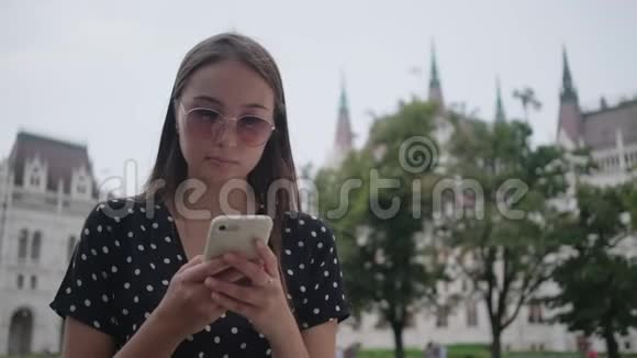 布达佩斯匈牙利议会大厦附近有牢房的女孩视频的预览图