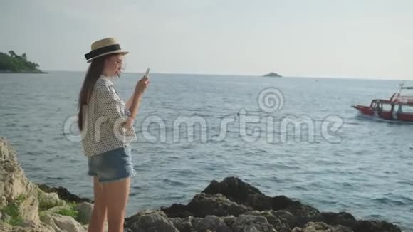 克罗地亚的女游客正在使用海上智能手机视频的预览图