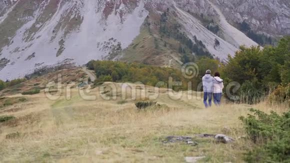 积极的老年夫妇在山上徒步旅行享受他们的冒险视频的预览图
