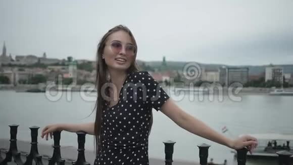 匈牙利多瑙河对布达佩斯景色的快乐女孩肖像视频的预览图