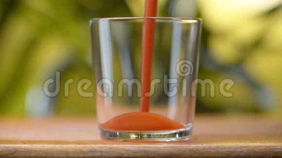 西红柿汁倒入玻璃杯中视频的预览图