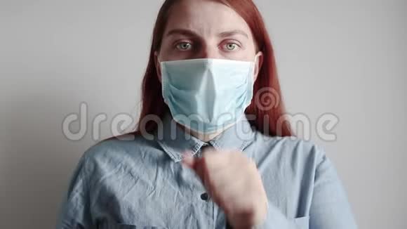 带着医疗面具的女孩咳嗽病人咳嗽感病感冒和病毒的概念视频的预览图