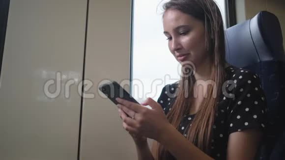 坐火车的女孩用手机视频的预览图