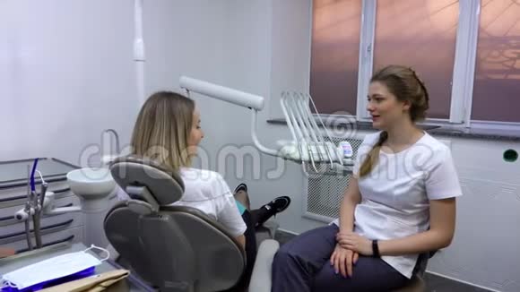 牙医在轻松的气氛中与女病人交流视频的预览图