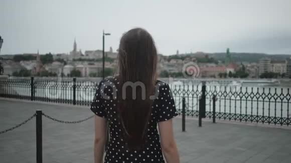 从匈牙利的科苏斯广场看布达佩斯的女孩视频的预览图