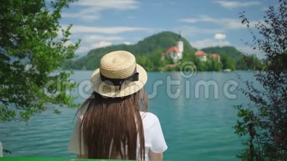 在斯洛文尼亚看风景如画的布莱德湖的女人视频的预览图