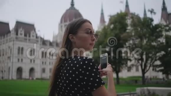 一名女子正在匈牙利国会大厦用手机拍照视频的预览图