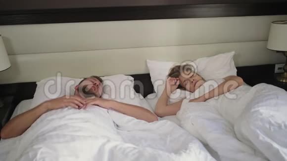 男人和女人早上在卧室醒来视频的预览图