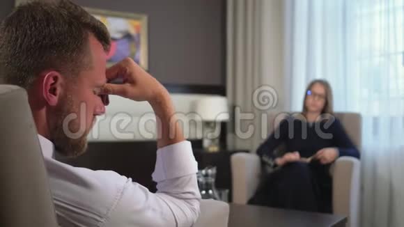 男人在办公室倾听女性精神分析的声音视频的预览图