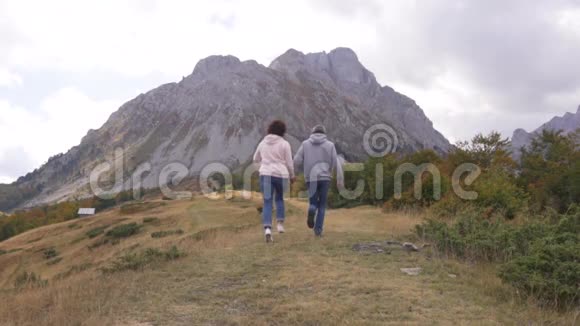 活跃的老夫妇在山上奔跑享受他们的冒险视频的预览图