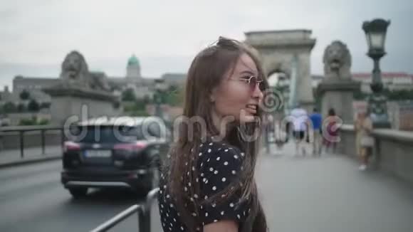 在布达佩斯沿着链桥跑的无忧无虑的快乐女孩视频的预览图