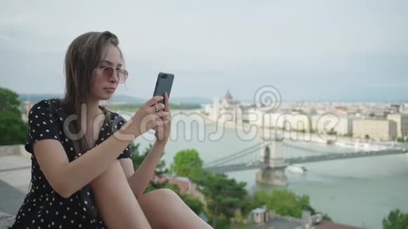 匈牙利布达佩斯城市景观拍摄自拍的女孩视频的预览图