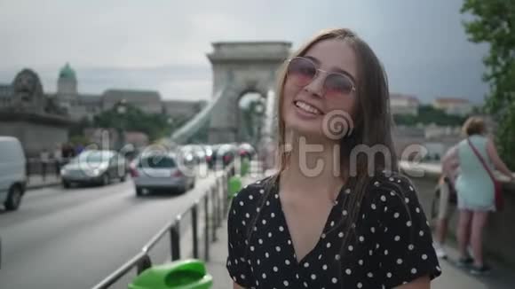 匈牙利布达佩斯链桥的搞笑女孩视频的预览图