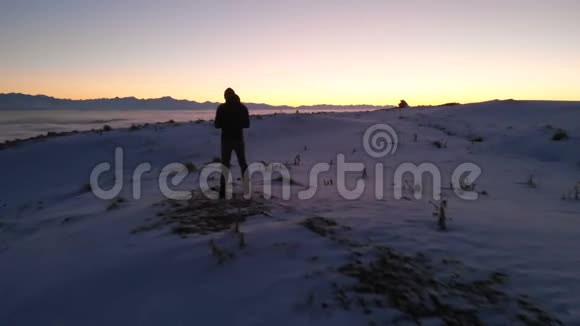 人控制射击无人机美丽的雪景冬季高加索日落视频的预览图