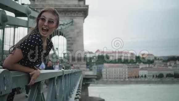 女人在布达佩斯的桥上开玩笑地大叫视频的预览图