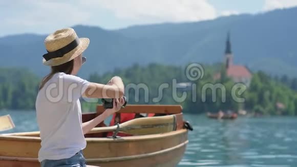 女摄影师拍摄布莱德湖景观照片视频的预览图