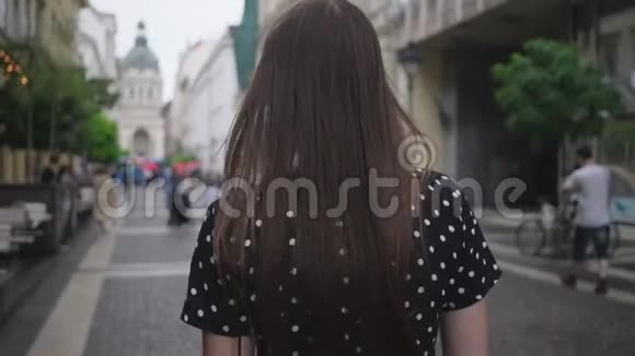 在匈牙利布达佩斯的大街上散步的漂亮开朗的女孩视频的预览图