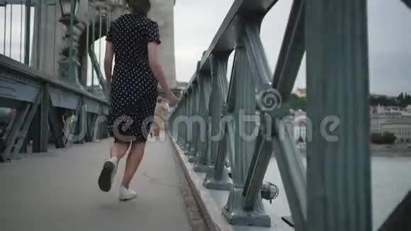快乐的自由女孩玩得很开心在城里跑步匈牙利布达佩斯视频的预览图