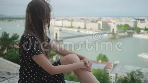 孤独地看布达佩斯城市风景的女孩匈牙利视频的预览图