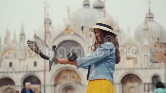 戴草帽的女孩手里拿着鸽子圣马可游客的著名仪式视频的预览图