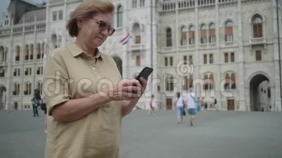 匈牙利布达佩斯议会使用手机的高级妇女视频的预览图
